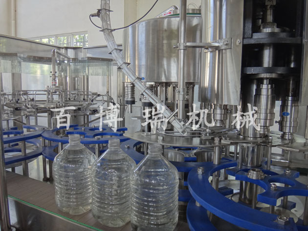 3-5L礦泉水灌裝機介紹